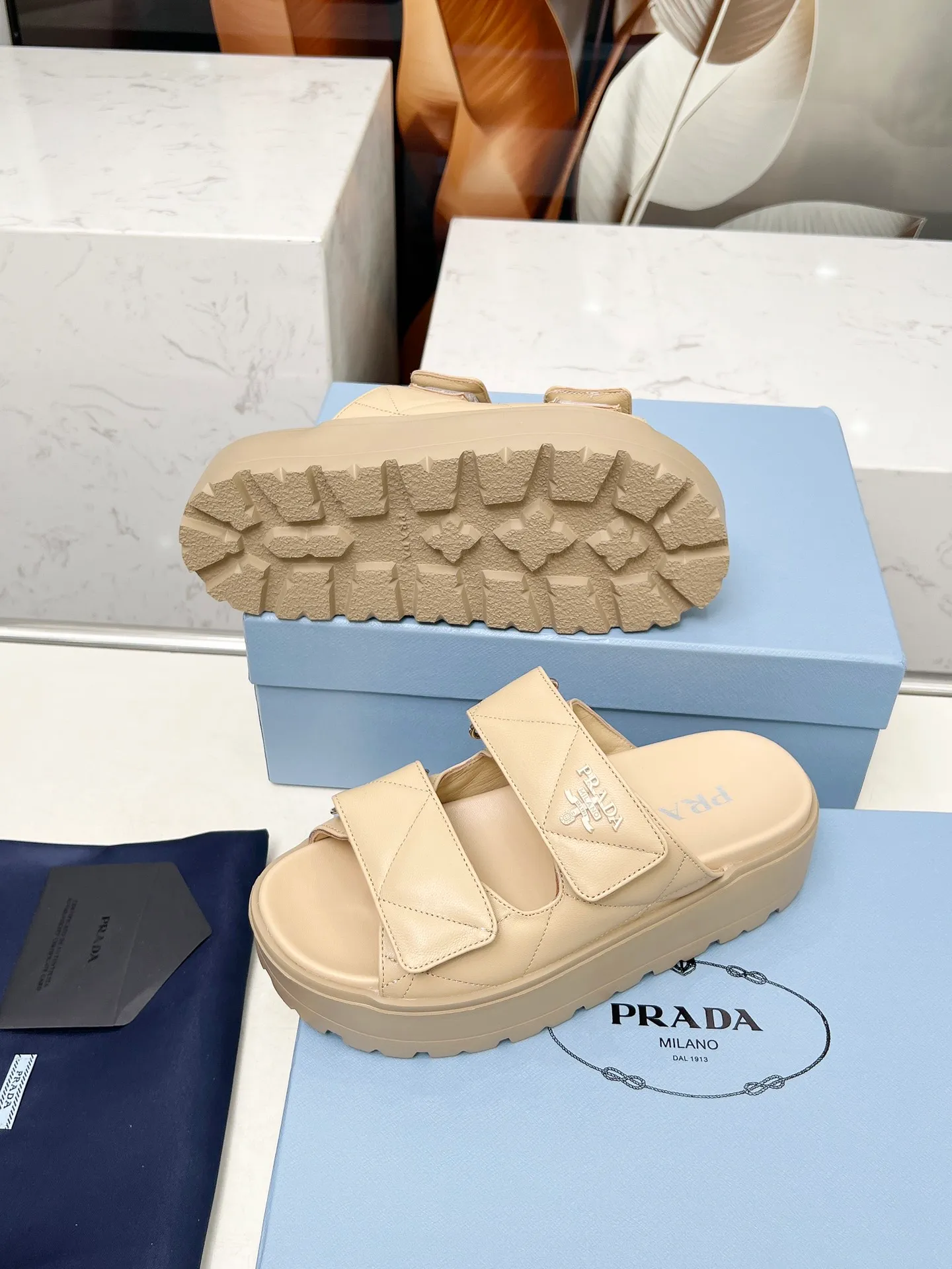 👟👟Ex-factory price 500👟👟 🌸Prada 2025 spring and summer new slippers 💫Velcro sandals The latest catwalk model, classic upgrades, comfort and fashionability coexist. Every color combination looks good, and the design matches different style needs ✅Upper: original customized cowhide ✅Inner lining: original customized sheepskin lining, cowhide feet ✅Outsole: Original molded anti-slip outsole ✅Number of codes: 35-40 (41 customized, non-refundable and non-exchangeable)